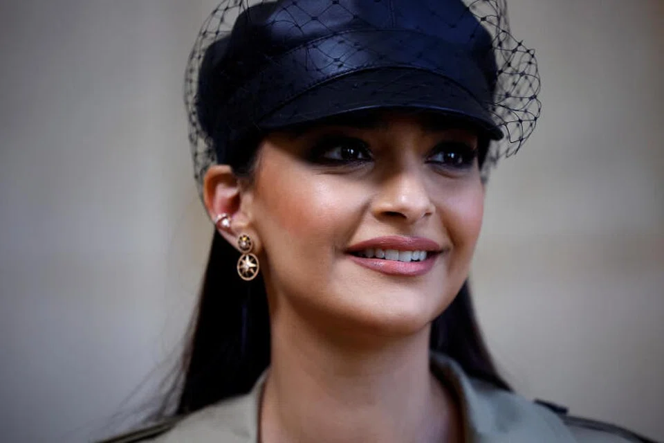 SONAM KAPOOR: Menganggap jarak usia hampir 20 tahun dengan Shah Rukh Khan akan membuatkan keserasian mereka nampak janggal di layar perak.
