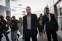 Ketua Parti Pekerja, Encik Pritam Singh (tengah) memilih memberi keterangan pada 5 November selepas hakim memutuskan beliau mempunyai kes untuk dijawab bagi kedua-dua pertuduhan terhadapnya.