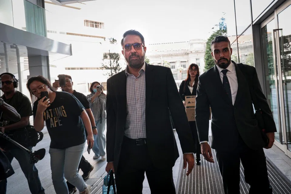 Ketua Parti Pekerja, Encik Pritam Singh (tengah) memilih memberi keterangan pada 5 November selepas hakim memutuskan beliau mempunyai kes untuk dijawab bagi kedua-dua pertuduhan terhadapnya.