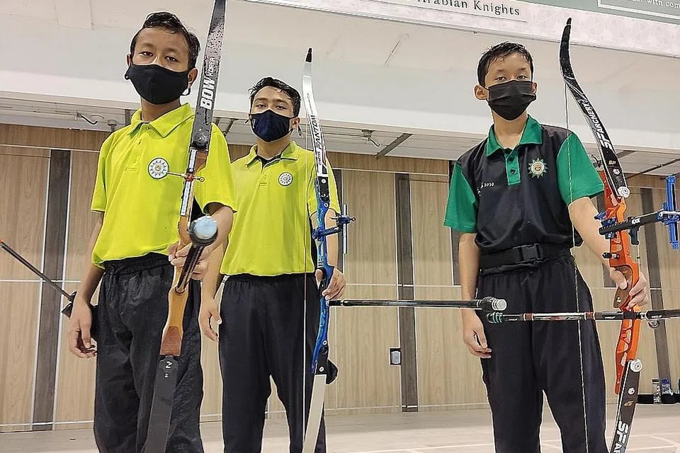 RANGKUL PINGAT EMAS: Pasukan memanah lelaki MAI kategori Recurve - Divisyen 'C' (dari kiri) Muhammad Asyraf Mohamad Azmi, Muhammed Shafiq Adnan dan Ahmad Harith Mohamad Noor. - Foto MADRASAH AL-ARABIAH AL-ISLAMIAH