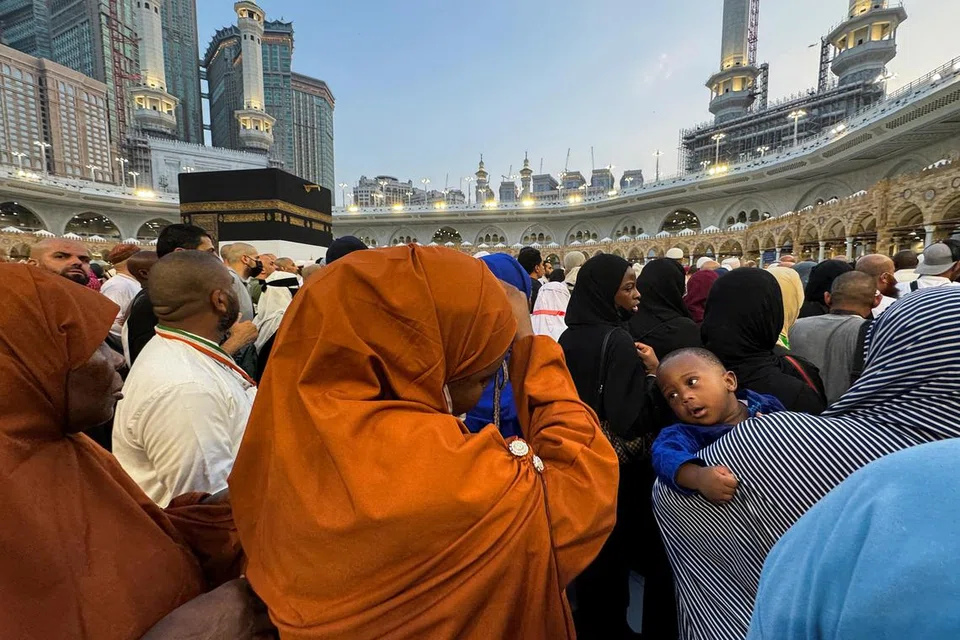 Jemaah haji mengelilingi Kaabah menunaikan tawaf perpisahan  menandakan berakhirnya ibadah haji mereka, di Masjidil Haram di Makkah  pada 8 Jun ketika panas terik yang menyebabkan bahang suhu melampau.