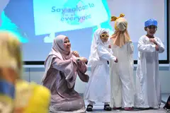 Penyelia Pusat bagi program pendidikan tarbiah (T:Ed) My Inspiring Journey atau singkatannya MIJ Hub, Ustazah Nur Fathah Loakman, menggunakan penggunaan visual, gerak isyarat dan permainan interaktif bagi membantu pelajar memahami konsep keagamaan.