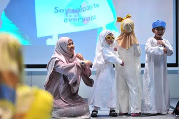 Penyelia Pusat bagi program pendidikan tarbiah (T:Ed) My Inspiring Journey atau singkatannya MIJ Hub, Ustazah Nur Fathah Loakman, menggunakan penggunaan visual, gerak isyarat dan permainan interaktif bagi membantu pelajar memahami konsep keagamaan.