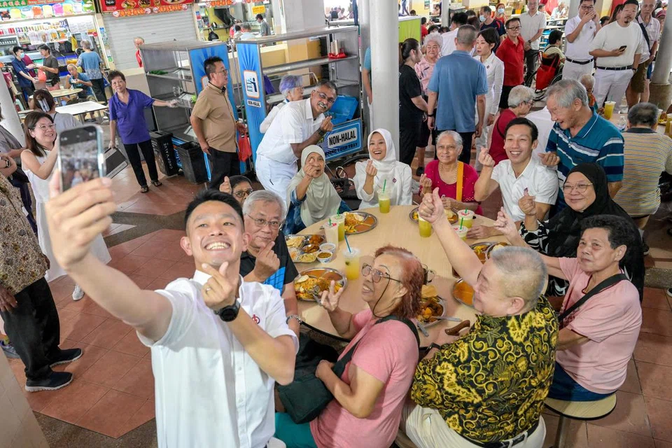 Calon PAP di GRC Jurong East-Bukit Batok dan SMC Jurong Central dilihat beramah tamah dengan penduduk di Pasar dan Pusat Penjaja Yuhua. 