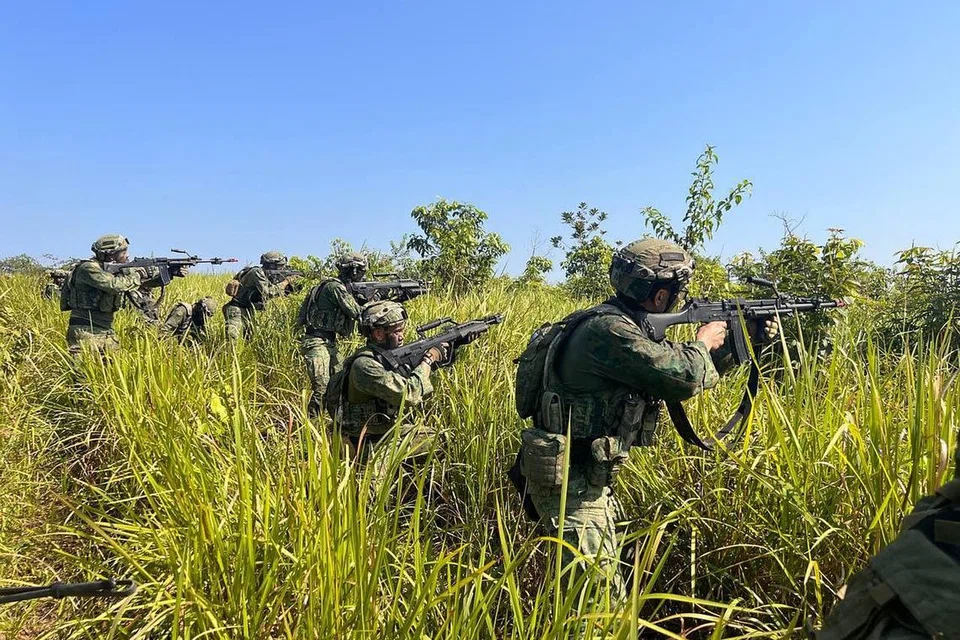 LATIHAN LAPANGAN: Askar SAF melakukan latihan lapangan semasa Latihan Super Garuda Shield. - Foto MINDEF