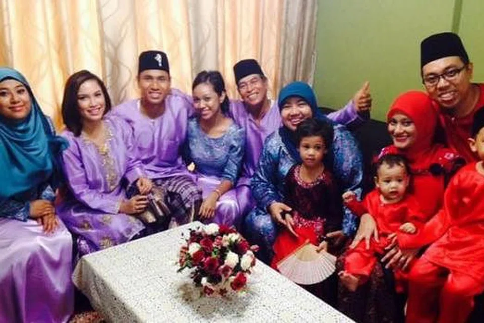 WARNA-WARNI: Bakat muda di benteng pertahanan LionsXII, Afiq Yunos (tiga dari kiri), bergambar bersama keluarga tersayang sempena Lebaran ini. - Foto AFIQ YUNOS 