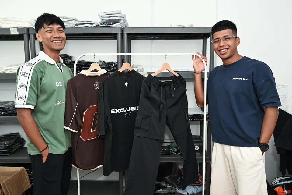 BANTU BELIA: Pemilik perniagaan pakaian, ‘Okami’, Encik Khairulanwar Razali (kiri), 22 tahun, dan Encik Sheqal Armanda Sabarrudin, 25 tahun, berhasrat bukan sahaja dapat mencipta jenama pakaian sendiri, malah mahu memberi sokongan kepada generasi muda yang menghadapi cabaran niaga melalui wadah, ‘The Community’ di Telegram. 