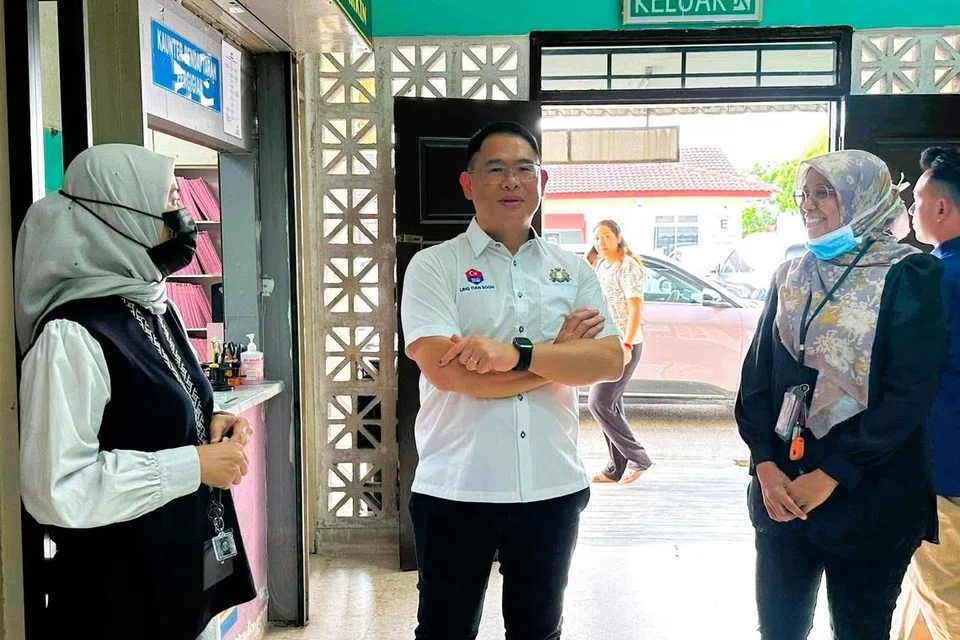 Pengerusi Jawatankuasa Kesihatan dan Alam Sekitar Johor, Encik Ling Tian Soon (tengah), melawat Klinik Kesihatan Larkin, Johor Bahru.