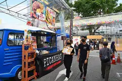 CAHAYA RAMADAN: Bazar di Kampong Glam merupakan sebahagian daripada pesta 'Raikan Cahaya Ramadan' dan menampilkan lebih daripada 100 gerai bazar, dengan pertunjukan cahaya, persembahan pentas dan kutipan amal. - Foto BH oleh KHALID BABA