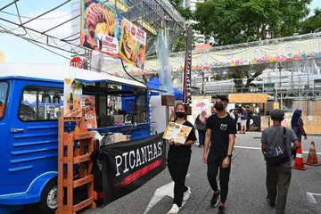 CAHAYA RAMADAN: Bazar di Kampong Glam merupakan sebahagian daripada pesta 'Raikan Cahaya Ramadan' dan menampilkan lebih daripada 100 gerai bazar, dengan pertunjukan cahaya, persembahan pentas dan kutipan amal. - Foto BH oleh KHALID BABA