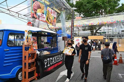 CAHAYA RAMADAN: Bazar di Kampong Glam merupakan sebahagian daripada pesta 'Raikan Cahaya Ramadan' dan menampilkan lebih daripada 100 gerai bazar, dengan pertunjukan cahaya, persembahan pentas dan kutipan amal. - Foto BH oleh KHALID BABA
