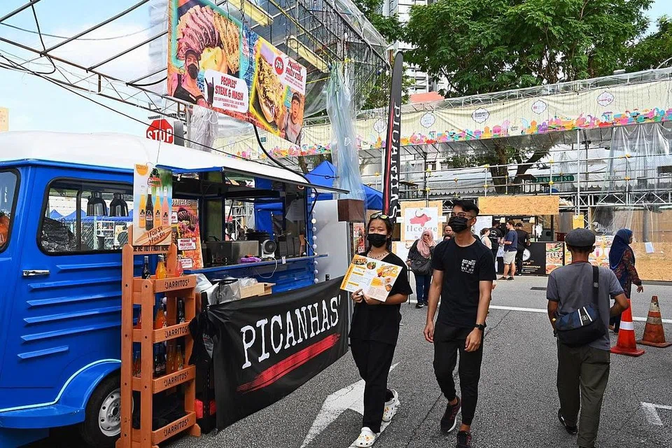 CAHAYA RAMADAN: Bazar di Kampong Glam merupakan sebahagian daripada pesta 'Raikan Cahaya Ramadan' dan menampilkan lebih daripada 100 gerai bazar, dengan pertunjukan cahaya, persembahan pentas dan kutipan amal. - Foto BH oleh KHALID BABA