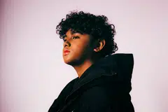 Baru 19 tahun, Syaz Smooth, berjaya menerbitkan EP-nya sendiri, yang dianggap satu penyambung kerja seni yang beliau mulakan bersama Allahyarham abangnya, penyanyi dan juara Anugerah 2017, Mohd Shahfiq.