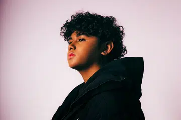 Baru 19 tahun, Syaz Smooth, berjaya menerbitkan EP-nya sendiri, yang dianggap satu penyambung kerja seni yang beliau mulakan bersama Allahyarham abangnya, penyanyi dan juara Anugerah 2017, Mohd Shahfiq.