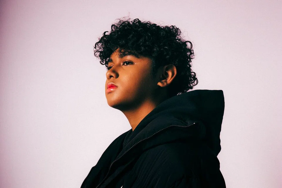 Baru 19 tahun, Syaz Smooth, berjaya menerbitkan EP-nya sendiri, yang dianggap satu penyambung kerja seni yang beliau mulakan bersama Allahyarham abangnya, penyanyi dan juara Anugerah 2017, Mohd Shahfiq.