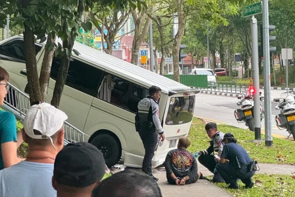 Kejadian kejar-mengejar itu berakhir apabila van berkenaan terhempas sehingga ternaik ke atas sebuah tangga melepasi laluan pejalan kaki.