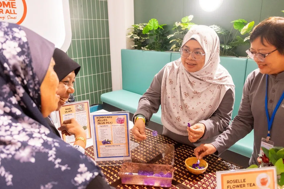 Sukarelawan tukang kebun, Cik Azliena Said (dua dari kanan), mendidik penduduk kawasan Simei tentang agar-agar yang dibuat daripada tumbuhan ditanamnya semasa acara Rumah Terbuka Kelab Masyarakat (CC) Changi Simei pada 14 Disember.