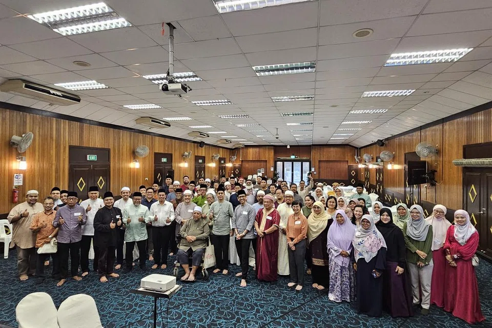 Menteri Negara (Ehwal Dalam Negeri merangkap Pembangunan Negara), Profesor Madya Dr Muhammad Faishal Ibrahim (tengah) bersama para asatizah dan kakitangan di majlis penghargaan buat asatizah Pusat Khidmat Penjagaan Berterusan bagi Pesalah dan Keluarga (Fitrah) di Masjid Ar-Raudhah pada 31 Januari.