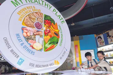 TULIS AYAT YANG BETUL: Contoh penggunaan 'adalah' yang betul ialah "Makanan seimbang adalah baik untuk kesihatan badan". - Foto fail hiasan