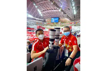 BANYAK PERKARA POSITIF: Encik Tong (kanan) bersama Speaker Parlimen Tan Chuan-Jin, yang juga presiden Majlis Olimpik Nasional Singapura, ketika di Tokyo menyokong atlet Singapura di Sukan Olimpik. Beliau berkata ada "banyak perkara positif" dapat ditimba daripada persembahan Team Singapore. - Foto ihsan EDWIN TONG
