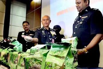 MINUMAN 'TERCEMAR': Pengarah Jabatan Siasatan Jenayah Narkotik Bukit Aman, Pesuruhjaya Datuk Seri Mohmad Salleh (tengah), menunjukkan sampel-sampel minuman yang telah dicemari dengan dadah. - Foto NST