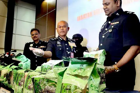 MINUMAN 'TERCEMAR': Pengarah Jabatan Siasatan Jenayah Narkotik Bukit Aman, Pesuruhjaya Datuk Seri Mohmad Salleh (tengah), menunjukkan sampel-sampel minuman yang telah dicemari dengan dadah. - Foto NST