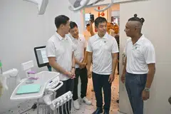 BANTU GOLONGAN MEMERLUKAN: (Dari kiri) Menteri Kesihatan, Encik Ong Ye Kung; Ketua Pegawai Eksekutif (CEO) Kumpulan bagi Q & M Dental Group, Dr Ng Chin Siau; Speaker Parlimen, Encik Tan Chuan-Jin dan Pengerusi Q & M Free Dental Clinic Limited, Dr Mohanarajah S. Senathirajah, meninjau klinik pergigian percuma di 26 Chai Chee Road pada Isnin.