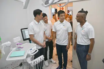 BANTU GOLONGAN MEMERLUKAN: (Dari kiri) Menteri Kesihatan, Encik Ong Ye Kung; Ketua Pegawai Eksekutif (CEO) Kumpulan bagi Q & M Dental Group, Dr Ng Chin Siau; Speaker Parlimen, Encik Tan Chuan-Jin dan Pengerusi Q & M Free Dental Clinic Limited, Dr Mohanarajah S. Senathirajah, meninjau klinik pergigian percuma di 26 Chai Chee Road pada Isnin.