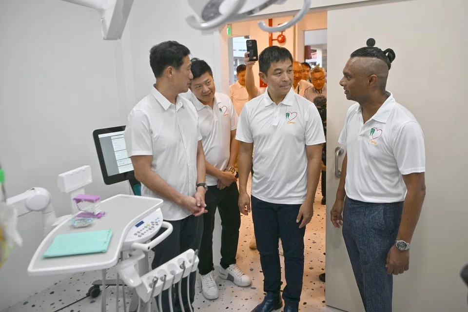 BANTU GOLONGAN MEMERLUKAN: (Dari kiri) Menteri Kesihatan, Encik Ong Ye Kung; Ketua Pegawai Eksekutif (CEO) Kumpulan bagi Q & M Dental Group, Dr Ng Chin Siau; Speaker Parlimen, Encik Tan Chuan-Jin dan Pengerusi Q & M Free Dental Clinic Limited, Dr Mohanarajah S. Senathirajah, meninjau klinik pergigian percuma di 26 Chai Chee Road pada Isnin.