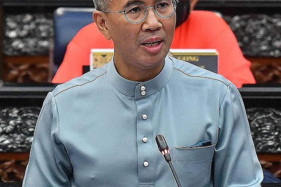 BENTANG BELANJAWAN: Menteri Kewangan Malaysia, Tengku Zafrul Tengku Abdul Aziz, menyampaikan Belanjawan Malaysia semalam. - Foto AFP