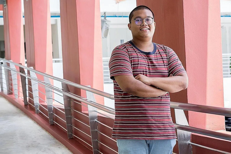 BELAJAR LEBIH BERDIKARI: Encik Izeyar membuktikan bahawa kejayaan boleh dikecapi meski pelbagai cabaran kehidupan terpaksa ditempuhi sejak kecil. Beliau meraih lima gred A dan satu gred C bagi Peperiksaan GCE peringkat 'A'. - Foto BH oleh NUR DIYANA TAHA