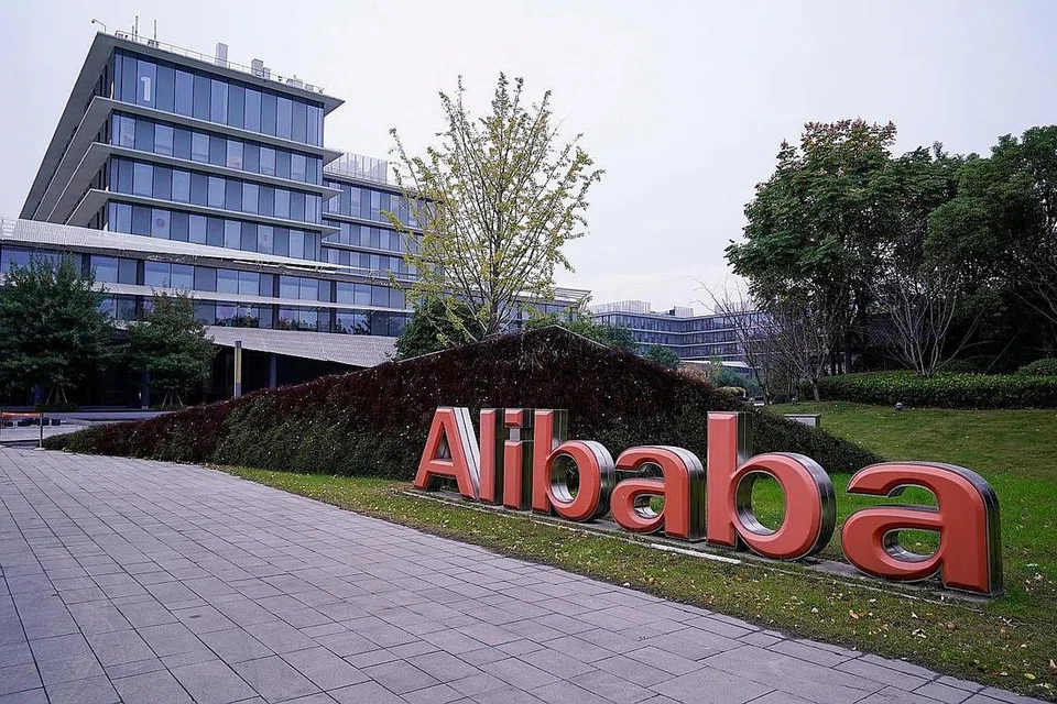 GERGASI PERKHIDMATAN PENGKOMPUTERAN AWAN: Ibu pejabat Kumpulan Alibaba di Hangzhou, wilayah Zhejiang di China. Ia penyedia perkhidmatan pengkomputeran awan terbesar di Asia Pasifik. - Foto fail REUTERS