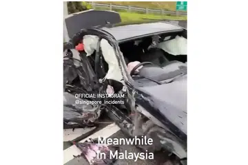 PUNCA KEMALANGAN: Sebuah lori kelihatan bergerak melawan arus jalan di Lebuh Raya Linkedua sebelum merempuh dua buah kereta, salah satunya kereta Mercedes Benz E250 yang didaftarkan di Singapura. (gambar atas). Pemandu kereta itu, yang terselamat daripada cedera parah, dibawa ke hospital. - Foto-foto FACEBOOK SINGAPORE INCIDENT