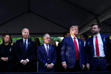 (Dari kiri) Naib Presiden Amerika Syarikat dan calon presiden Demokrat, Cik Kamala Harris; Presiden Joe Biden; mantan Datuk Bandar New York, Encik Michael Bloomberg; mantan Presiden Amerika dan calon presiden Republikan, Encik Donald Trump; dan Senator dari Ohio dan calon naib presiden Republikan, Encik J.D. Vance, hadir dalam upacara memperingati ulang tahun ke-23 serangan pengganas 11 September ke atas Pusat Dagangan Dunia di Ground Zero, New York City, pada 11 September 2024.