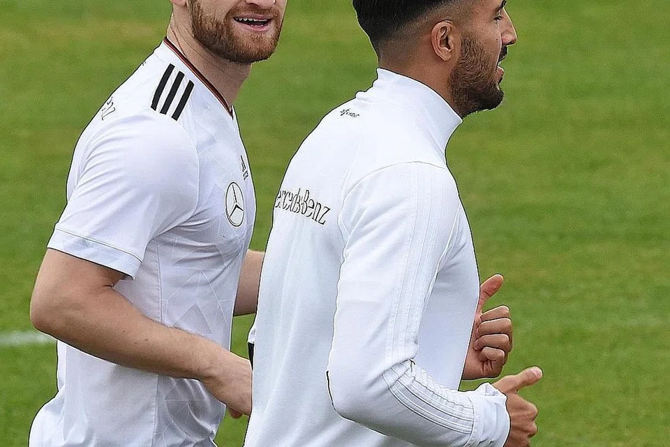 'PEMIMPIN' DI PADANG: Sekalipun belum dianggap sebagai pemain veteran, dua bintang Jerman yang beraksi di England, Shkodran Mustafi (kiri) dan Emre Can, dijangka memainkan peranan penting dalam skuad muda Jerman apabila menentang Mexico dalam separuh akhir Piala Konfederasi. - Foto AFP