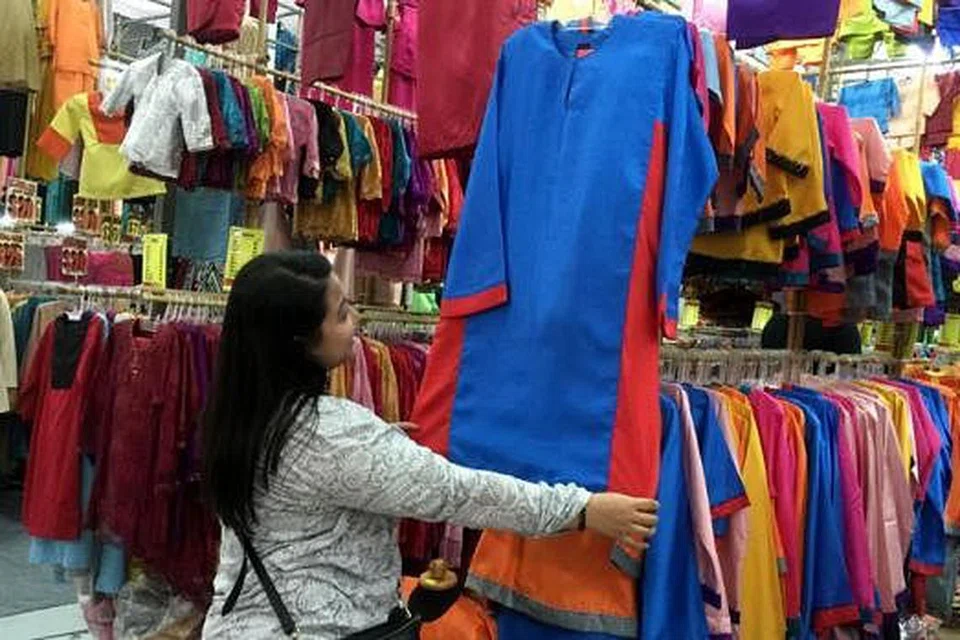 PALANGGAN TERTARIK DENGAN BAJU KURUNG 'SUPERMAN': Baru pertengahan Ramadan, baju kurung 'Colour Block' Superman - yang menjadi trend tahun lepas - laris dijual dan tinggal beberapa pasang sahaja, menurut Cik Rika. - Foto KHAIRULAMEER RAMLAN