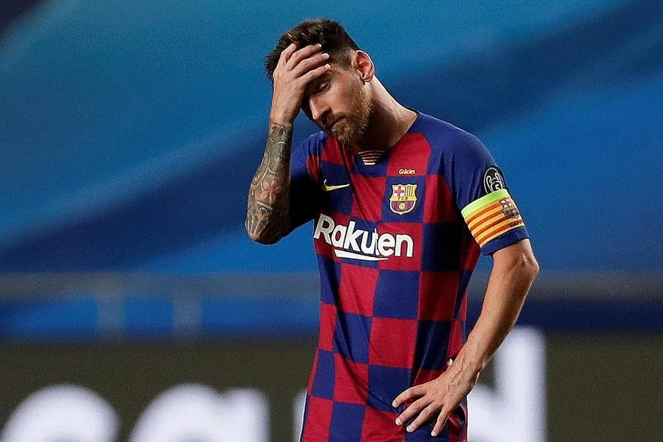 AKHIRNYA SATU LAGI ERA: Selama lebih 15 tahun, peminat bola sepak sering berdebat siapakah antara Ronaldo, 35 tahun, dengan Messi, 33 tahun (jersi berkotak-kotak merah/ungu Barcelona), merupakan pemain terbaik dunia. - Foto REUTERS 