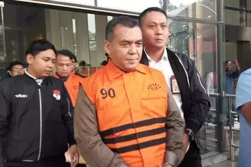 Timbalan Menteri Imigresen dan Pemasyarakatan Indonesia, Silmy Karim, berjalan keluar dari ibu pejabat Suruhanjaya Pencegahan Rasuah Indonesia (KPK) di Jakarta dengan memakai rompi tahanan pada Khamis, 4 Jun 2026. Beliau ditahan berhubung dakwaan rasuah melibatkan pengurusan dokumen imigresen.