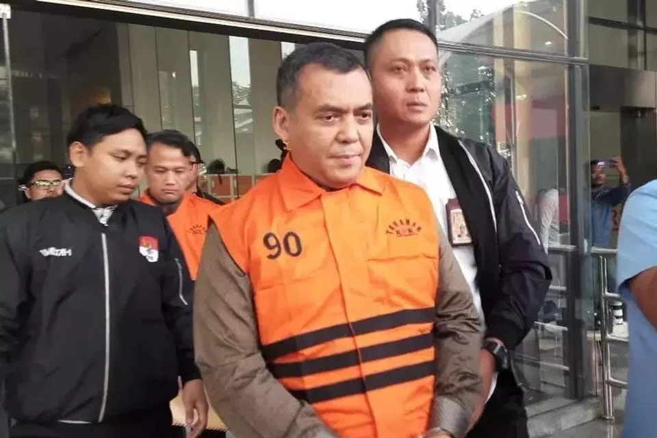 Timbalan Menteri Imigresen dan Pemasyarakatan Indonesia, Silmy Karim, berjalan keluar dari ibu pejabat Suruhanjaya Pencegahan Rasuah Indonesia (KPK) di Jakarta dengan memakai rompi tahanan pada Khamis, 4 Jun 2026. Beliau ditahan berhubung dakwaan rasuah melibatkan pengurusan dokumen imigresen.
