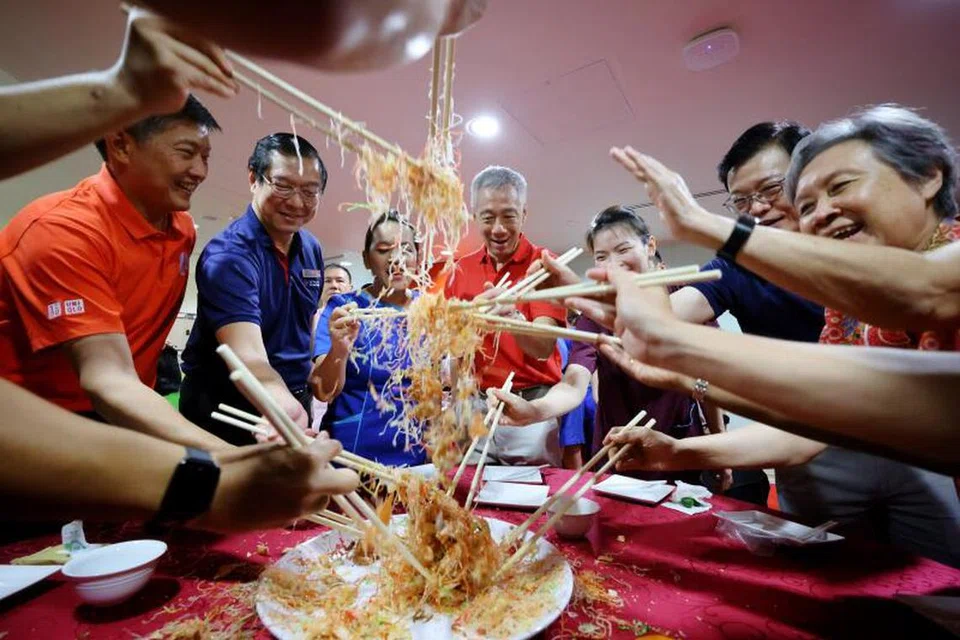 Perdana Menteri Encik Lee Hsien Loong (tengah) dan isteri, Cik Ho Ching (paling kanan), mengambil bahagian dalam ‘lo hei’ dengan (dari kiri) Setiausaha Agung NTUC, Encik Ng Chee Meng; Ketua Pegawai Eksekutif NTFGH yang dilantik, Prof Madya Dan Yock Young; jururawat klinik, Cik Neo Li Ling, ahli fisioterapi, Cik Choo Soo Chian, Ketua Pegawai Eksekutif NTFGH, Dr Quek Lit Sin di Hospital Besar Ng Teng Fong pada 9 Februari.