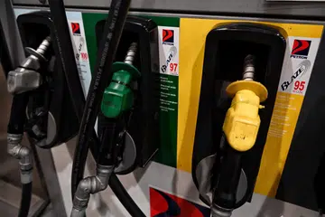 Petrol RON95 (pemegang pam kuning) diberi subsidi oleh kerajaan Malaysia dan dikhaskan hanya kepada  rakyat Malaysia. 