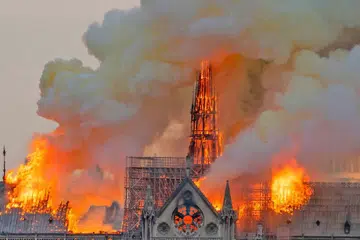 DIJILAT API: Api marak memusnahkan sebahagian gereja besar Notre-Dame mercu tanda bersejarah Perancis yang wujud sejak Zaman Pertengahan. Mujur kebakaran itu pantas dikawal bomba, kata pihak berkuasa Perancis semalam. - Foto AFP