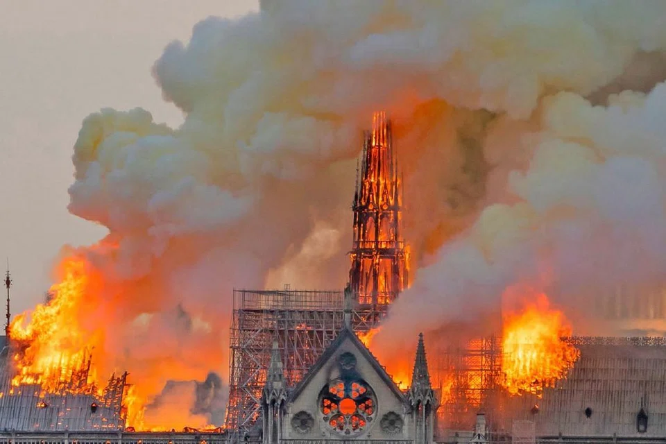 DIJILAT API: Api marak memusnahkan sebahagian gereja besar Notre-Dame mercu tanda bersejarah Perancis yang wujud sejak Zaman Pertengahan. Mujur kebakaran itu pantas dikawal bomba, kata pihak berkuasa Perancis semalam. - Foto AFP