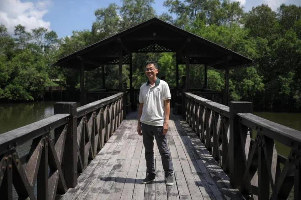 Pengarah Kumpulan Pengurusan Hidupan Liar, Lembaga Taman Negara (NParks), Encik How Choon Beng, di Paya Simpanan Sungei Buloh, pada 13 Jun 2025.