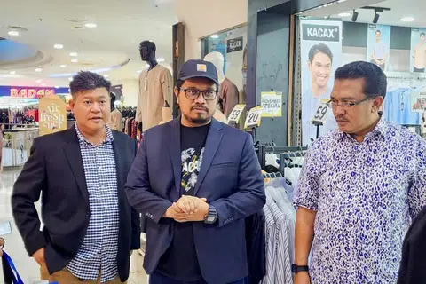 Pengerusi Persatuan Peniaga Melayu Angsana, Tengku Ahmad Rosdi Tengku Abdullah (kiri), ketika melakukan tinjauan di Plaza Angsana Johor Bahru.