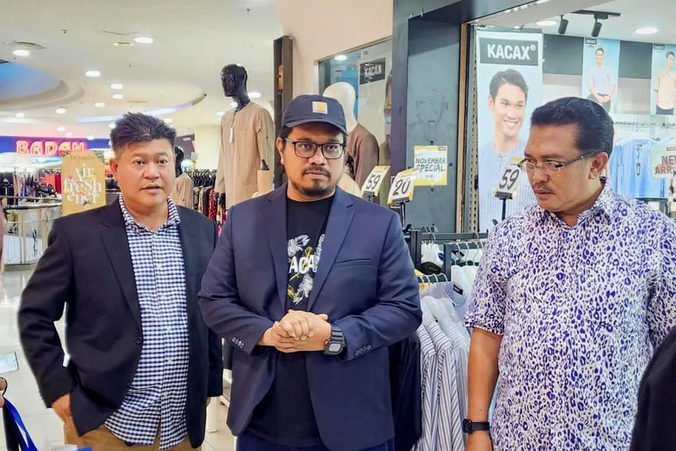 Pengerusi Persatuan Peniaga Melayu Angsana, Tengku Ahmad Rosdi Tengku Abdullah (kiri), ketika melakukan tinjauan di Plaza Angsana Johor Bahru.
