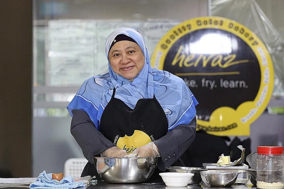 BURU MINAT: Cik Roszilah tidak lokek berkongsi resipi dan ilmu membuat kuih kepada orang lain kerana menyifatkan ia sebagai usaha bagi dirinya menyumbang semula kepada masyarakat. - Foto BH oleh MARCELLIN LOPEZ
