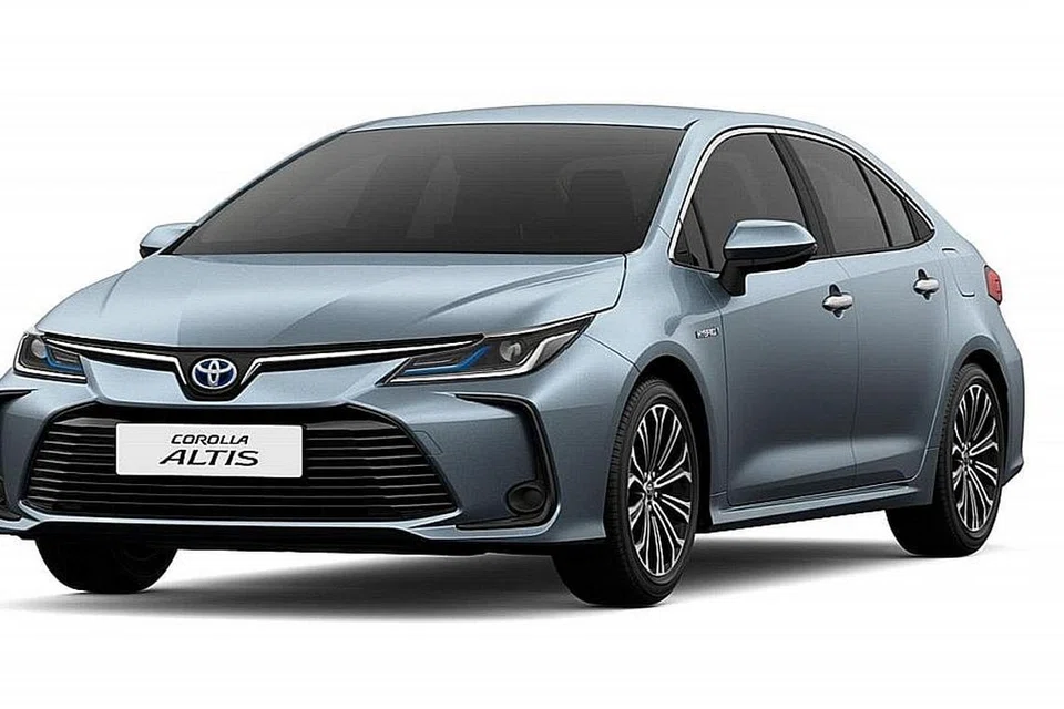 NAMPAK LEBIH MENYERLAH: Dilihat dari depan, Corolla Altis tampak lebar dan menyerlah, dengan wajahnya yang dibingkaikan gril bercorak segi empat trapesium. Pemandangan kereta ini dari sebelah belakang juga tidak menghampakan. - Foto TOYOTA MOTOR
