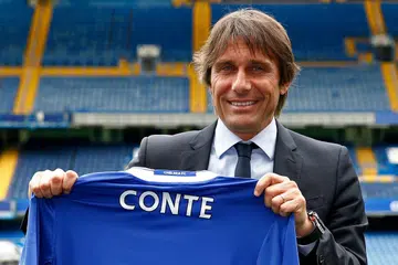 SELAMAT BERJUANG: Bekas pengurus Italy, Antonio Conte, diperkenalkan secara rasmi sebagai bos baru Chelsea di sidang media di Stamford Bridge kelmarin. - Foto REUTERS
