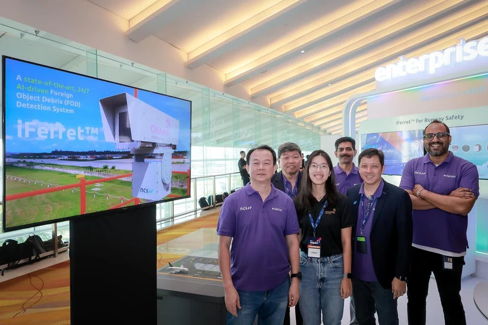 Pasukan daripada NCS Engineering di sebalik, iFerret, sistem berteraskan kecerdasan buatan (AI) yang dapat mengesan serpihan di landasan Lapangan Terbang Changi. Sistem tersebut merupakan antara projek AI yang dibentangkan semasa sidang teknologi, ‘NCS Impact’, di Pusat Konvensyen dan Ekspo Marina Bay Sands pada 11 Julai.
